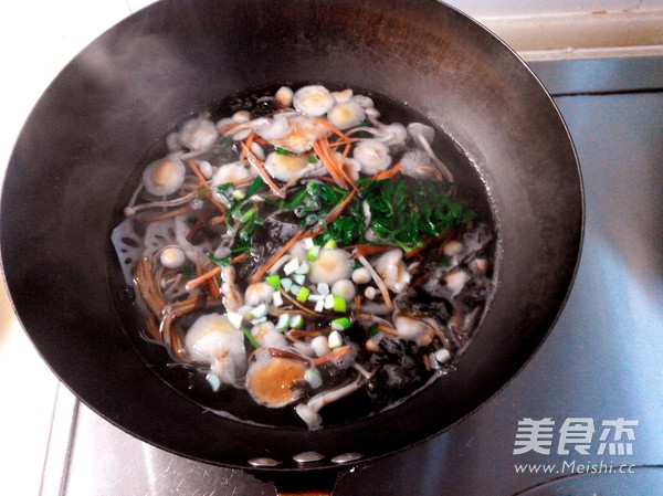 金针莲<a href=/shicai/shucai/Ou/index.html target=_blank><u>藕</u></a>汤的做法