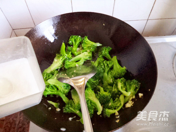 蒜香<a href=/shicai/shucai/XiLanHua/index.html target=_blank><u>西兰花</u></a>的做法