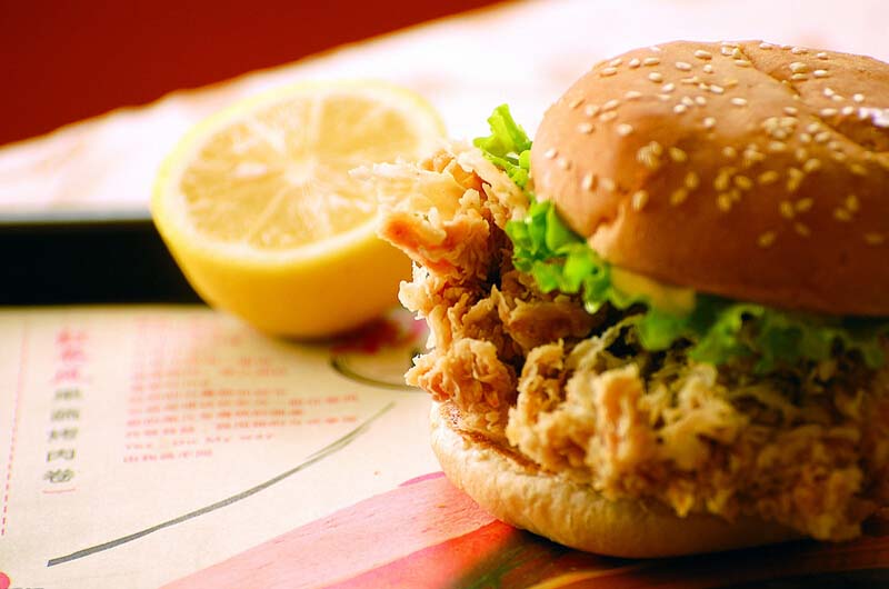 新奥尔良烤<a href=/shicai/rouqin/JiTui/index.html target=_blank><u>鸡腿</u></a>堡2