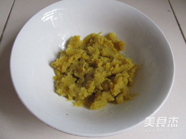 <a href=/shicai/shucai/HongShu/index.html target=_blank><u>红薯</u></a><a href=/shicai/mimian/NuoMi/index.html target=_blank><u>糯米</u></a>饼的做法