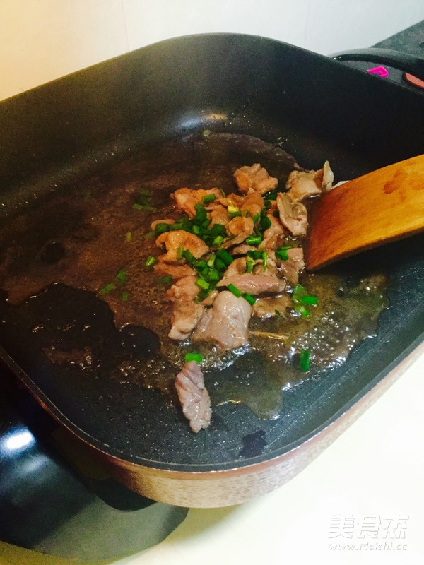 肉片炒<a href=/shicai/shucai/CaiXin/index.html target=_blank><u>菜心</u></a>的做法