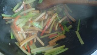 香芹红椒<a href=/shicai/mimian/DouGan/index.html target=_blank><u>豆干</u></a>