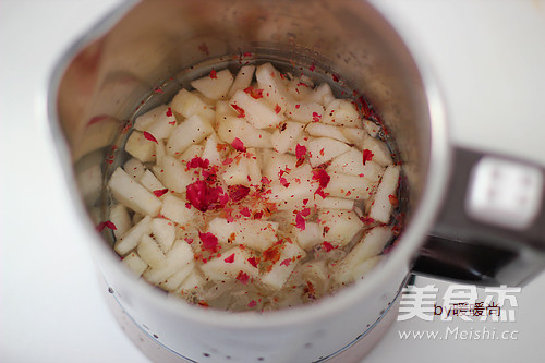 <a href=/shicai/shucai/YinEr/index.html target=_blank><u>银耳</u></a>雪<a href=/shicai/guopin/Li/index.html target=_blank><u>梨</u></a>露的做法