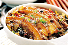 走油<a href=/shicai/diaoweipin/DouChi/index.html target=_blank><u>豆豉</u></a>扣肉