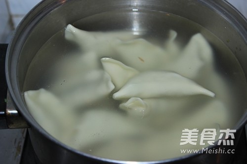 黑<a href=/shicai/shucai/MuEr/index.html target=_blank><u>木耳</u></a><a href=/shicai/shucai/QinCai/index.html target=_blank><u>芹菜</u></a>肉饺子的做法