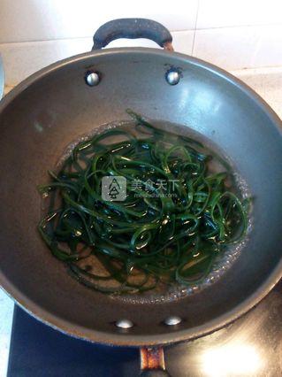 凉拌<a href=/shicai/shuichanpin/HaiDai/index.html target=_blank><u>海带</u></a><a href=/shicai/guopin/HuaSheng/index.html target=_blank><u>花生</u></a>