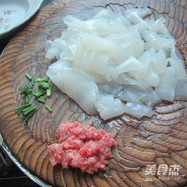 肉末<a href=/shicai/mimian/FenPi/index.html target=_blank><u>粉皮</u></a>汤的做法