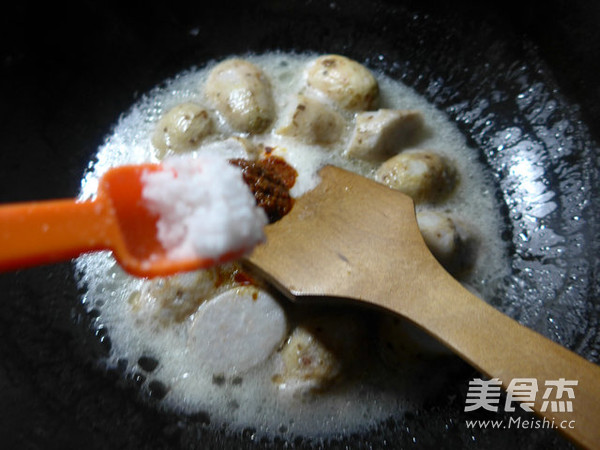 <a href=/shicai/rouqin/NiuRou/index.html target=_blank><u>牛肉</u></a>酱炒<a href=/shicai/shucai/XiangYu/index.html target=_blank><u>香芋</u></a>的做法