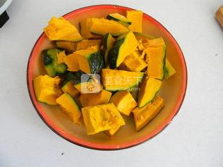 猪<a href=/shicai/rouqin/JiGu/index.html target=_blank><u>脊骨</u></a>炖<a href=/shicai/shucai/NanGua/index.html target=_blank><u>南瓜</u></a>