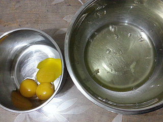 无油<a href=/shicai/mimian/NiuNai/index.html target=_blank><u>牛奶</u></a><a href=zt/qifengdg target=_blank><u>戚风蛋糕</u></a>