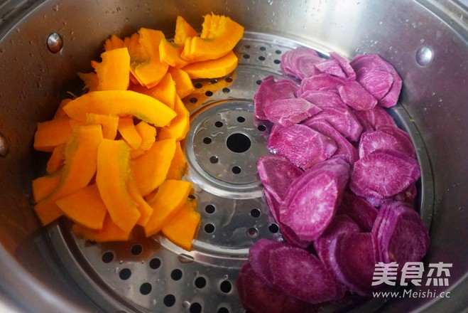 团团圆圆~五彩<a href=/shicai/guopin/HeiZhiMa/index.html target=_blank><u>黑<a href=/shicai/guopin/ZhiMa/index.html target=_blank><u>芝麻</u></a></u></a>汤圆的做法