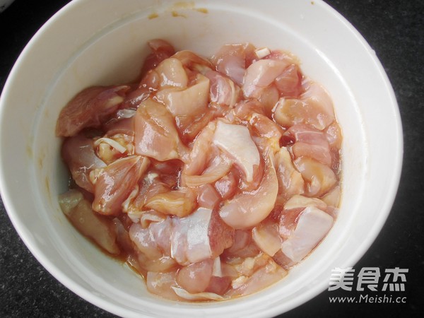 <a href=/shicai/rouqin/ZhengJi/index.html target=_blank><u>鸡肉</u></a>焗小<a href=/shicai/mimian/MiFan/index.html target=_blank><u>米饭</u></a>的做法