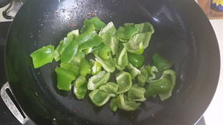 <a href=/shicai/shucai/QingJiao/index.html target=_blank><u>青椒</u></a>炒肉片