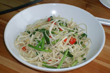 炒<a href=/shicai/mimian/HuangDou/index.html target=_blank><u>黄豆</u></a>芽的做法