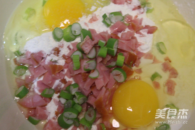 <a href=/shicai/guopin/ZhiMa/index.html target=_blank><u>芝麻</u></a><a href=/shicai/rouqin/HuoTui/index.html target=_blank><u>火腿</u></a>饼的做法