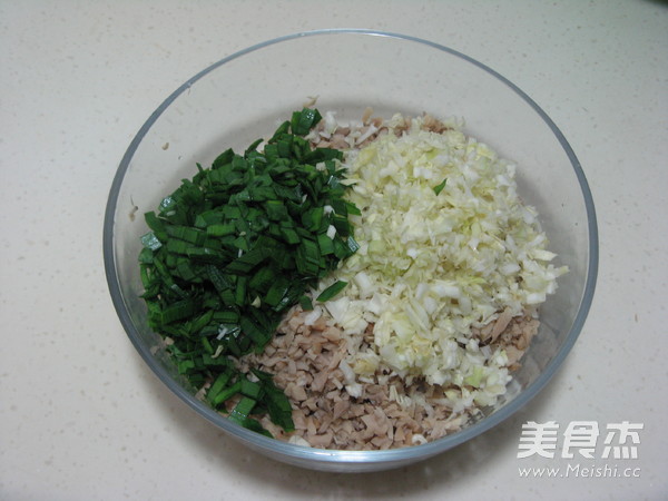 <a href=/shicai/rouqin/ZhuRou/index.html target=_blank><u>猪肉</u></a><a href=/shicai/guopin/Xing/index.html target=_blank><u>杏</u></a>鲍菇水饺的做法