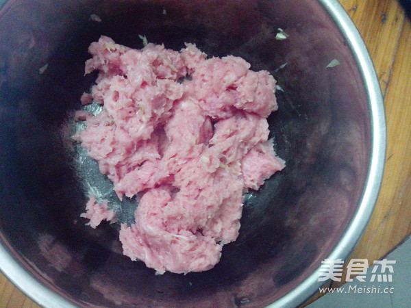 <a href=/shicai/shucai/XiangGu/index.html target=_blank><u>香菇</u></a><a href=/shicai/shucai/LuoBo/index.html target=_blank><u>萝卜</u></a>蒸饺的做法