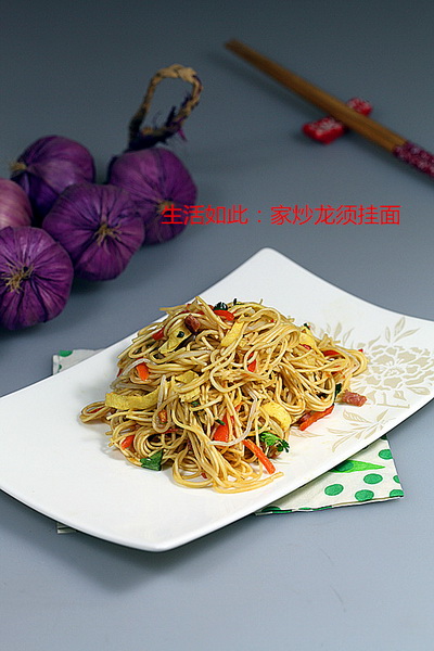 炒龙须<a href=/shicai/mimian/GuaMian/index.html target=_blank><u>挂面</u></a>的做法