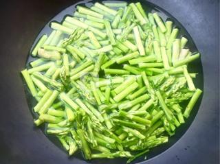 <a href=/shicai/shucai/LuSun/index.html target=_blank><u>芦笋</u></a>炒<a href=/shicai/rouqin/PeiGen/index.html target=_blank><u>培根</u></a>