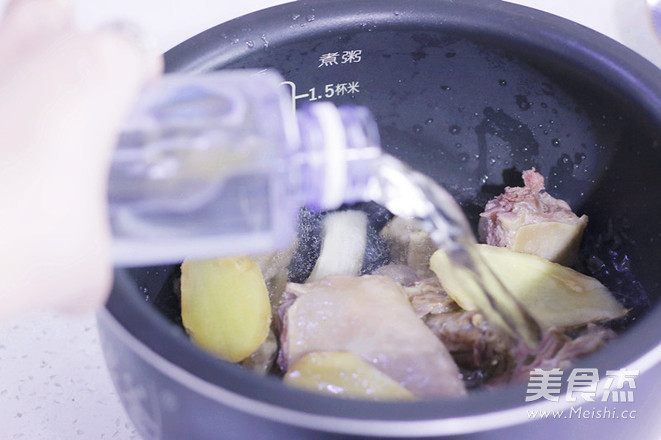 <a href=/shicai/shucai/ChunSun/index.html target=_blank><u>春笋</u></a>腊鸭汤的做法