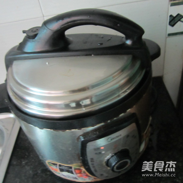 <a href=/shicai/guopin/PuTao/index.html target=_blank><u>葡萄</u></a>五谷粥的做法