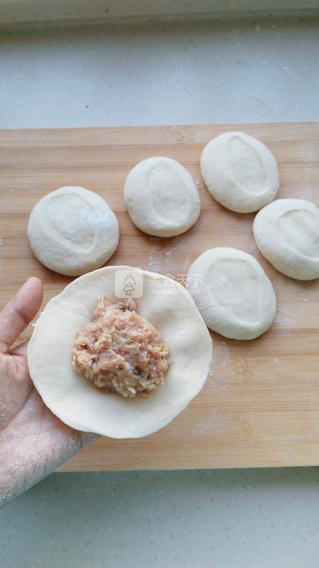 <a href=/shicai/shucai/YangCong/index.html target=_blank><u>洋葱</u></a><a href=/shicai/rouqin/ZhuRou/index.html target=_blank><u>猪肉</u></a>馅饼