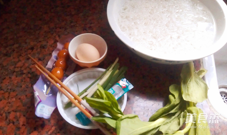 波波肠蛋汤<a href=/shicai/mimian/MiFen/index.html target=_blank><u>米粉</u></a>的做法