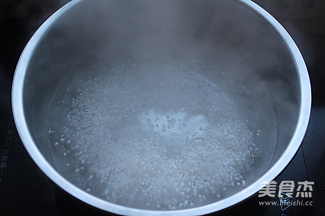 <a href=/shicai/guopin/MuGua/index.html target=_blank><u>木瓜</u></a>椰浆<a href=/shicai/mimian/XiMi/index.html target=_blank><u>西米</u></a>露的做法