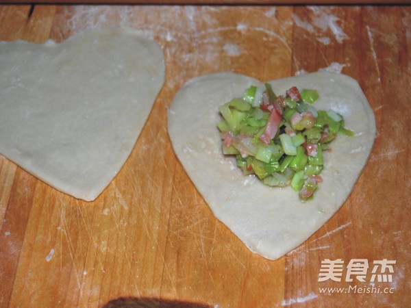 心形<a href=/shicai/shucai/JiuHuang/index.html target=_blank><u>韭黄</u></a>盒子的做法