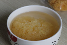 冰糖<a href=/shicai/shucai/YinEr/index.html target=_blank><u>银耳</u></a>汤