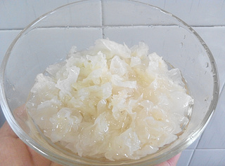 <a href=/shicai/guopin/MuGua/index.html target=_blank><u>木瓜</u></a><a href=/shicai/shucai/YinEr/index.html target=_blank><u>银耳</u></a>糖水