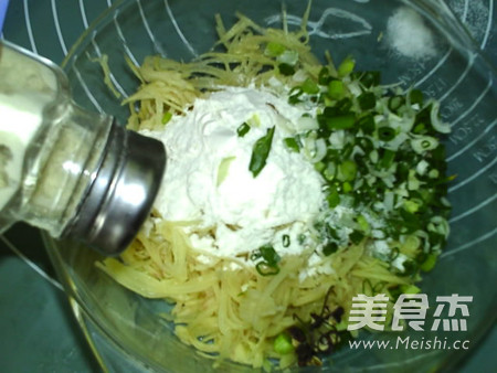 葱香<a href=/shicai/shucai/TuDou/index.html target=_blank><u>土豆</u></a>丝饼的做法