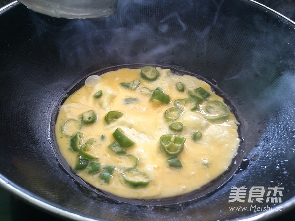 尖椒炒<a href=/shicai/rouqin/JiDan/index.html target=_blank><u>鸡蛋</u></a>的做法