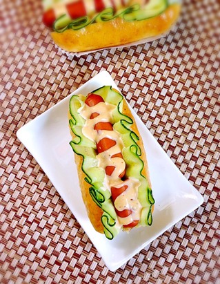 青瓜热狗<a href=/shicai/mimian/MianBao/index.html target=_blank><u>面包</u></a>