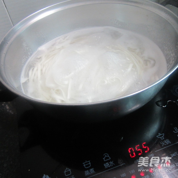 咖喱<a href=/shicai/rouqin/JiDan/index.html target=_blank><u>鸡蛋</u></a>炒面的做法