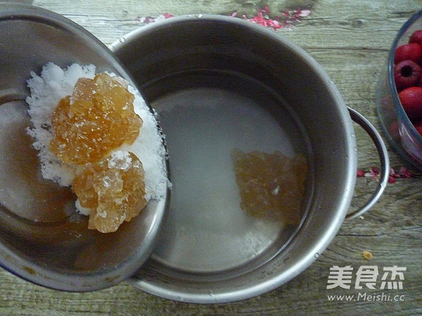 <a href=/shicai/guopin/JvZi/index.html target=_blank><u>橘子</u></a><a href=/shicai/guopin/ShanZha/index.html target=_blank><u>山楂</u></a>糖水(罐头)的做法