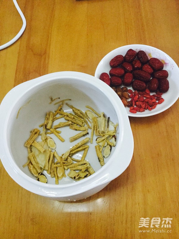 炖<a href=/shicai/rouqin/WuJi/index.html target=_blank><u>乌鸡</u></a>的做法