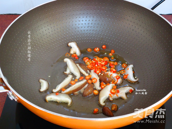 炒<a href=/shicai/mimian/NianGao/index.html target=_blank><u>年糕</u></a>的做法