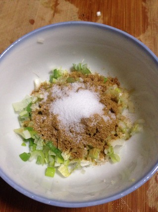 爱心<a href=/shicai/diaoweipin/CongYou/index.html target=_blank><u>葱油</u></a>饼