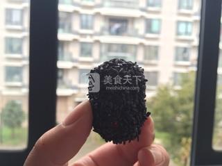 夹心<a href=/shicai/guopin/ZhiMa/index.html target=_blank><u>芝麻</u></a><a href=/shicai/yaoshi/EJiao/index.html target=_blank><u>阿胶</u></a><a href=/shicai/guopin/Zao/index.html target=_blank><u>枣</u></a>