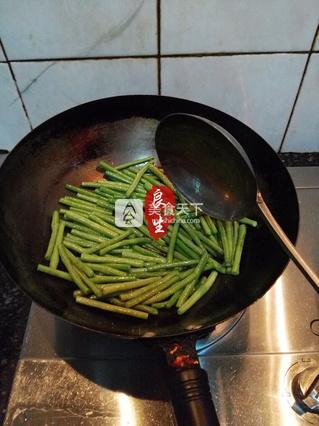 烧汁长<a href=/shicai/shucai/DouJiao/index.html target=_blank><u>豆角</u></a>