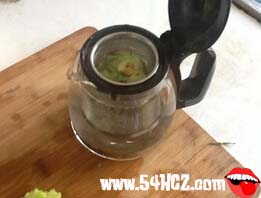 <a href=/shicai/shucai/KuGua/index.html target=_blank><u>苦瓜</u></a>茶的做法4