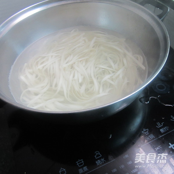 鱼香川味酱拌面的做法