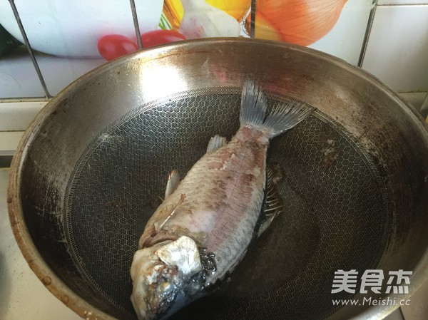 <a href=/shicai/shuichanpin/JiYu/index.html target=_blank><u>鲫鱼</u></a>汤的做法