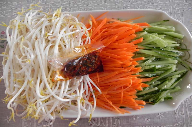 凉拌<a href=/shicai/mimian/HuangDou/index.html target=_blank><u>黄豆</u></a>芽的做法3