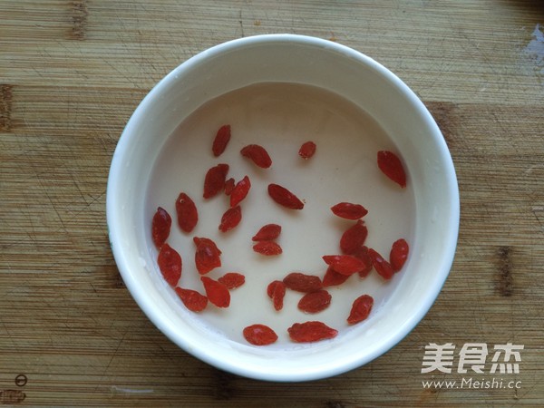 <a href=/shicai/shucai/XiQin/index.html target=_blank><u>西芹</u></a><a href=/shicai/shucai/BaiHe/index.html target=_blank><u>百合</u></a>的做法