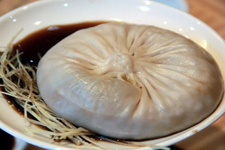 靖江<a href=/shicai/shuichanpin/15533.html target=_blank><u>蟹黄</u></a>包