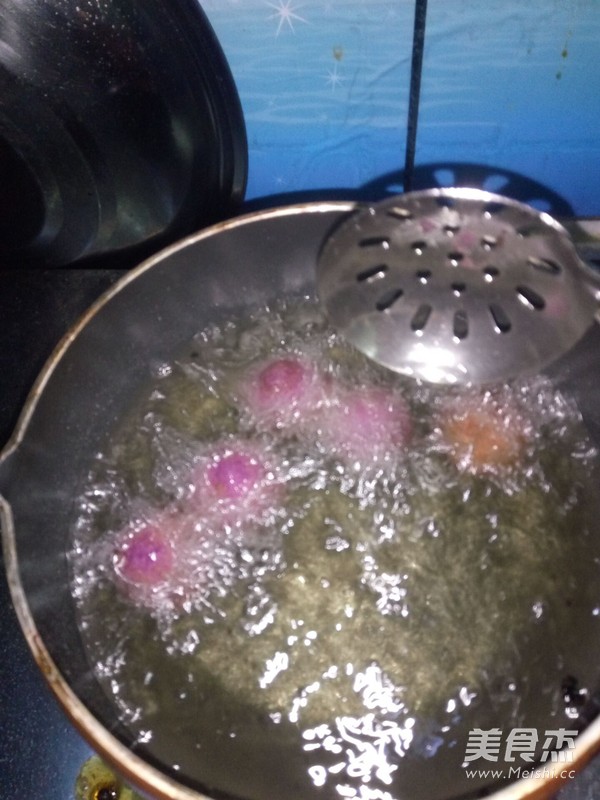 <a href=/shicai/shucai/ZiShu/index.html target=_blank><u>紫薯</u></a><a href=/shicai/mimian/ZhiShi/index.html target=_blank><u>芝士</u></a>球(两吃)的做法