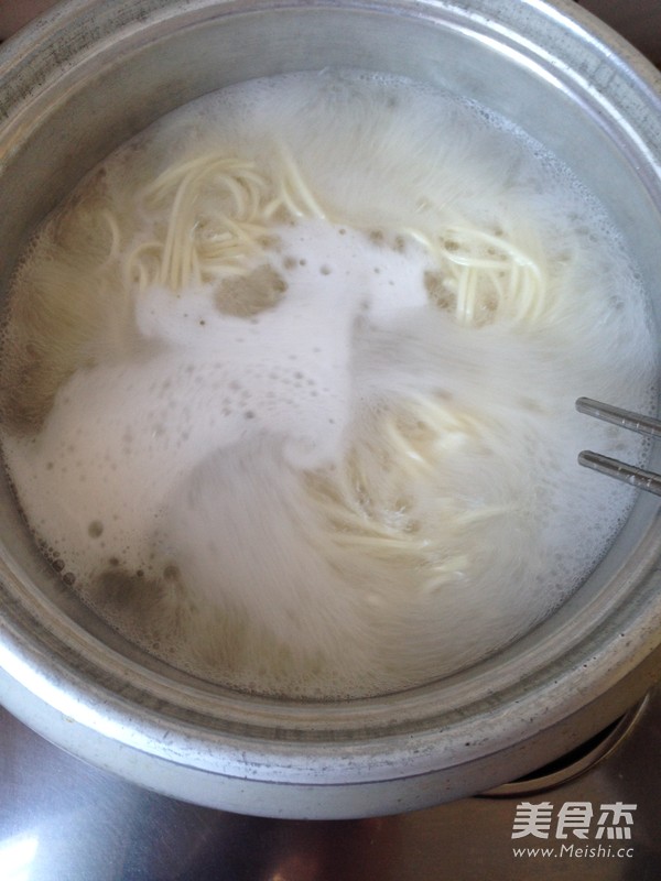 雪菜肉丝拌面的做法