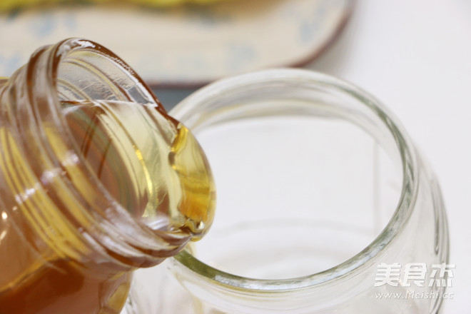 <a href=/shicai/diaoweipin/FengMi/index.html target=_blank><u>蜂蜜</u></a>浸<a href=/shicai/guopin/NingMeng/index.html target=_blank><u>柠檬</u></a>的做法